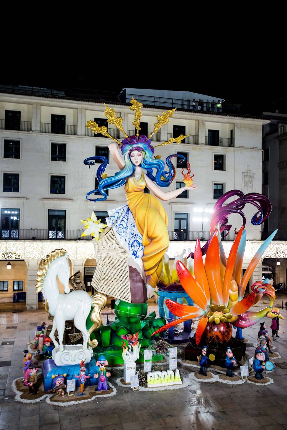 Alicante goza con la cremà y la banyà de las Hogueras 2023