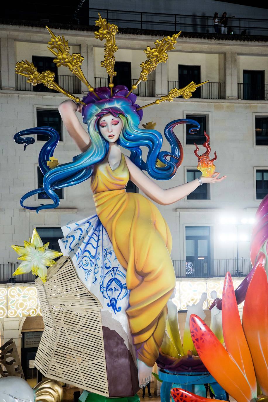 Alicante goza con la cremà y la banyà de las Hogueras 2023