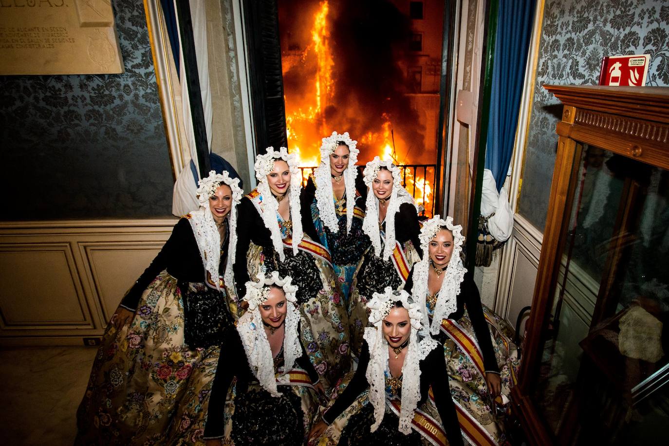 Alicante goza con la cremà y la banyà de las Hogueras 2023