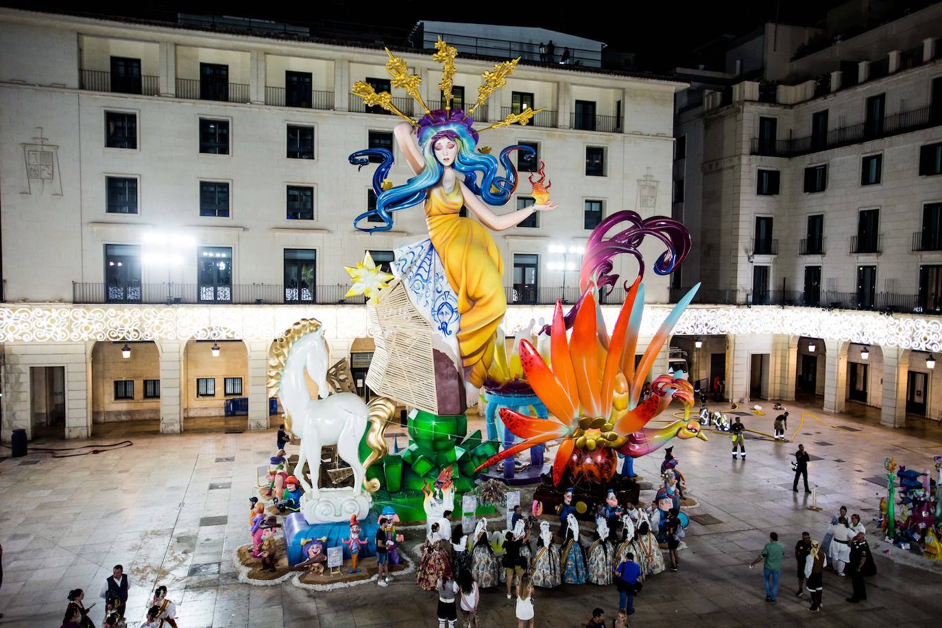 Alicante goza con la cremà y la banyà de las Hogueras 2023