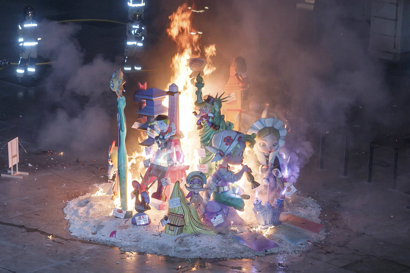 Alicante goza con la cremà y la banyà de las Hogueras 2023