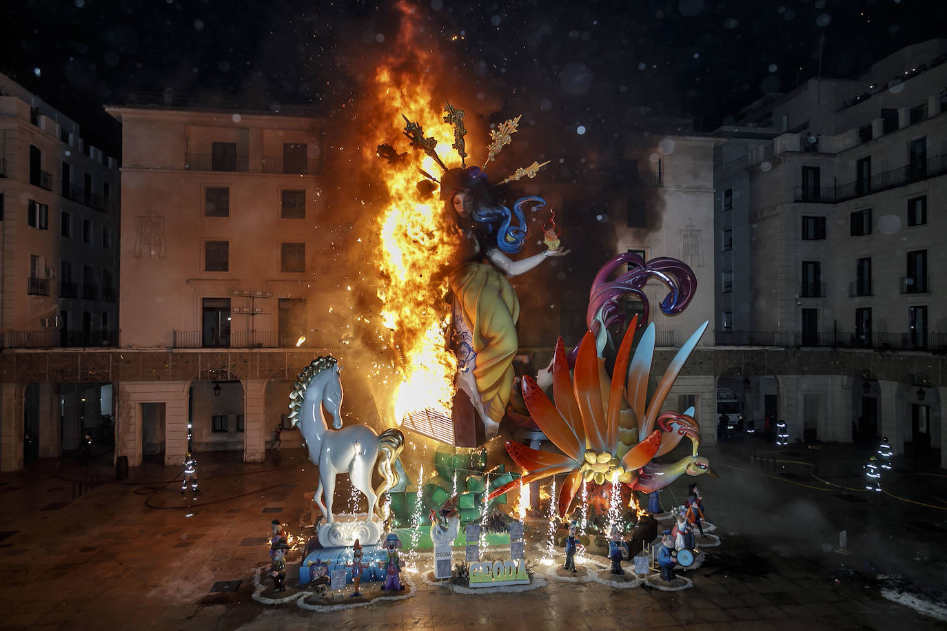 Alicante goza con la cremà y la banyà de las Hogueras 2023