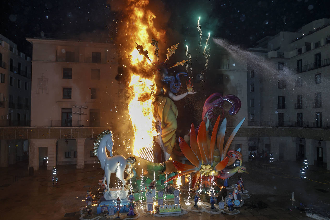 Alicante goza con la cremà y la banyà de las Hogueras 2023