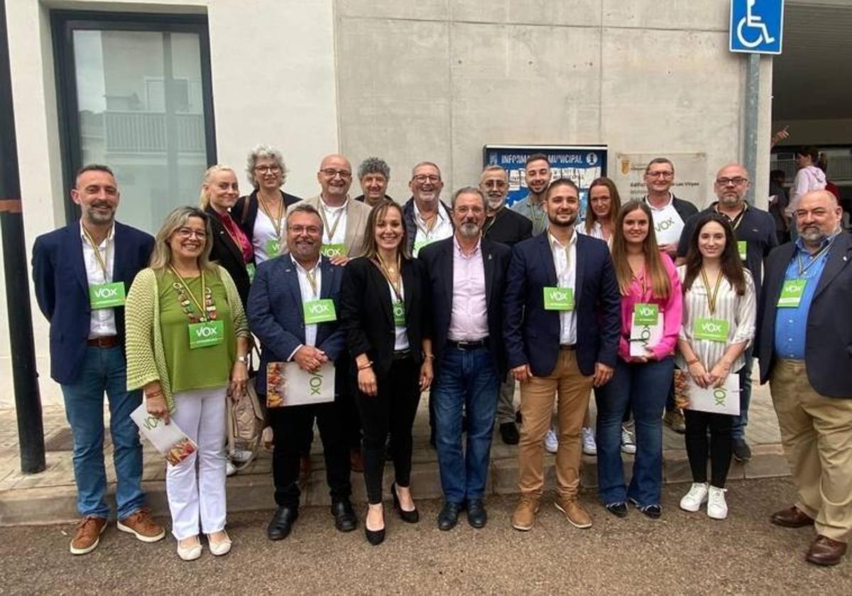 Componentes de Vox Náquera junto al responsable de la formación en Valencia.