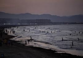 La playa, durante la noche de San Juan.