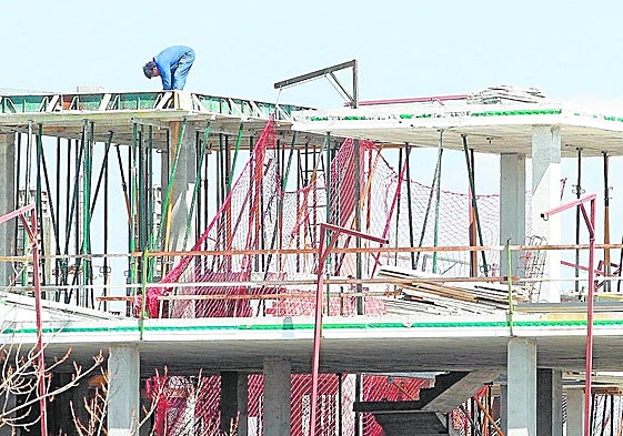 Un edificio de viviendas en construcción.