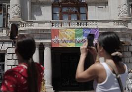 La bandera LGTBI en el ayuntamiento de Valencia, el pasado sábado.