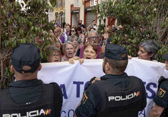 Protesta de Coordinadora Feminista este lunes ante Les Corts Valencianes.