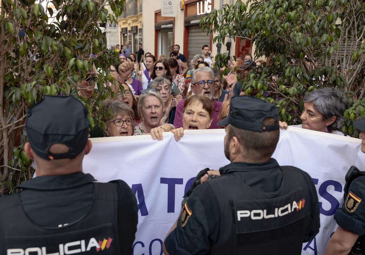 Protesta de Coordinadora Feminista este lunes ante Les Corts Valencianes.