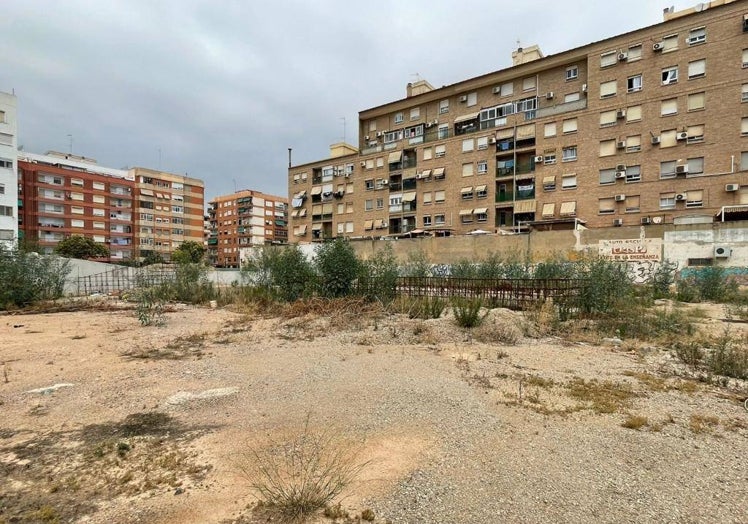 Solar donde se va a construir la nueva zona verde de Benicalap.