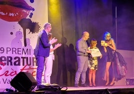 Momento de la entrega del premio a la ganadora.