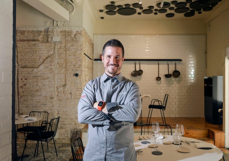 Félix Chaqués, en la sala/cocina de su nuevo restaurante.