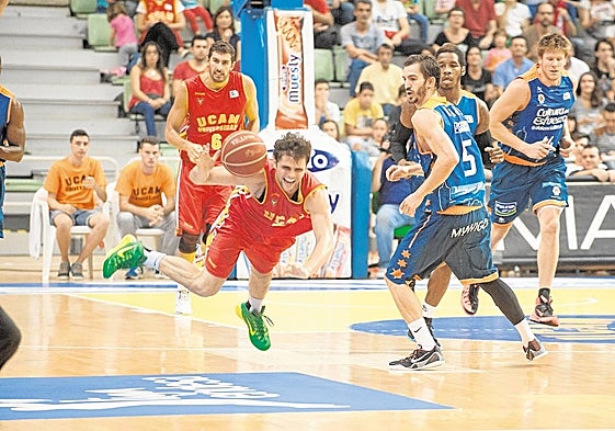 Neto, con el balón, durante un partido entre el UCAM Murcia y el Valencia Basket.