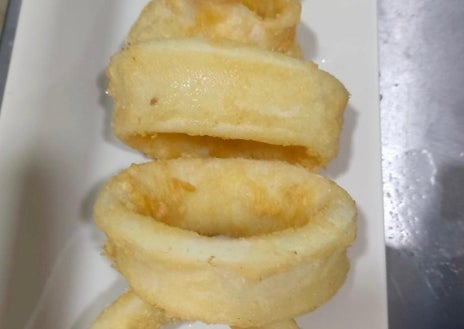 Imagen secundaria 1 - Ensalada de ahumados, salazones y tomate del Marjal; calamares con la receta andaluza y la tarta crujiente de obleas bañadas en chocolate. 