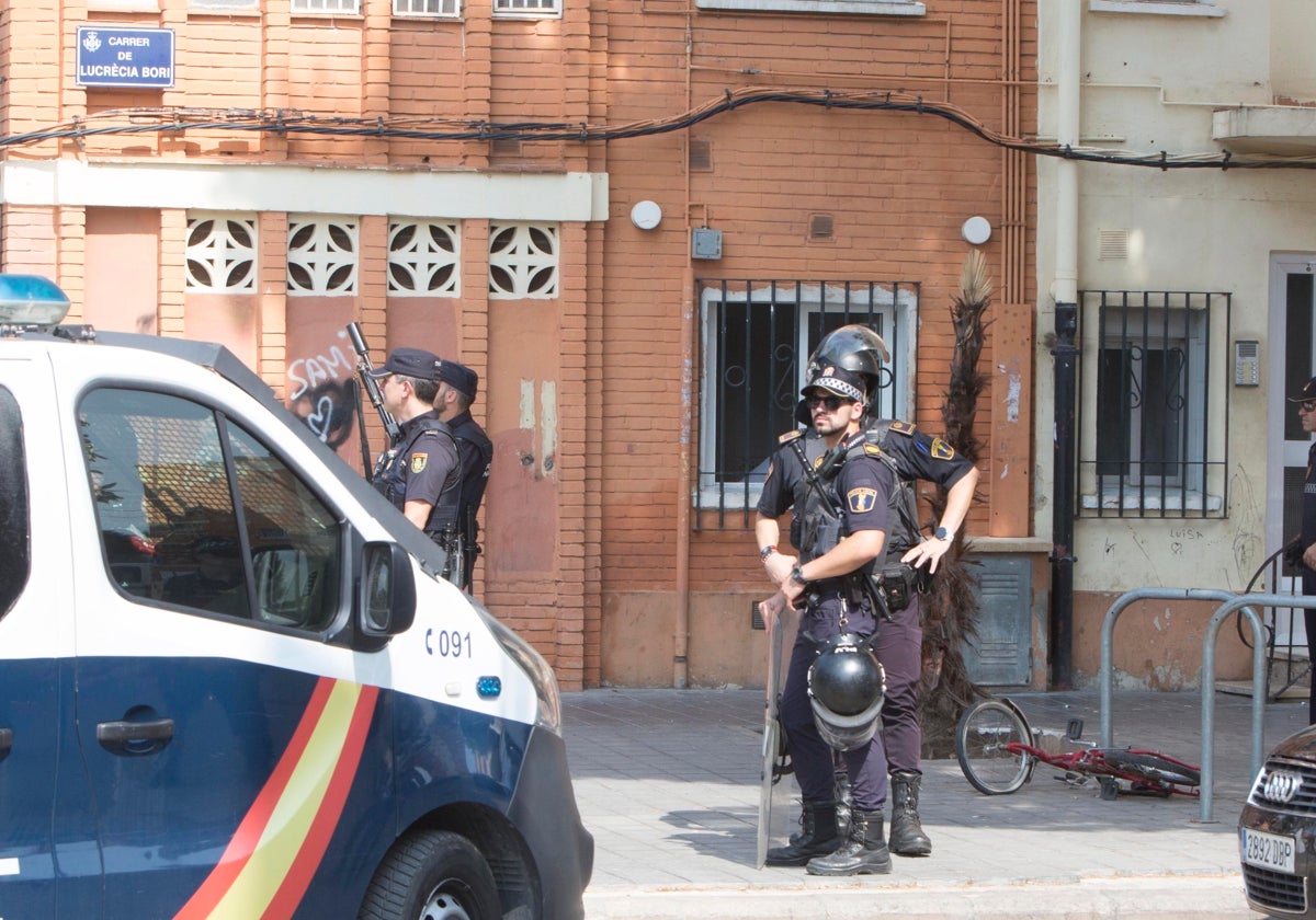 Un grupo de policías en la operación antidroga.