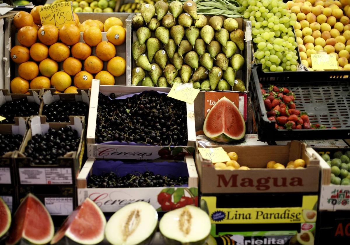 Sandías y melones en un mercado.