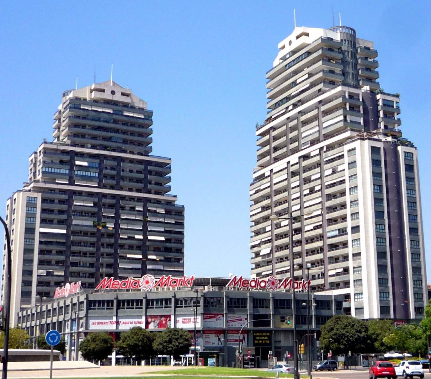 6. Torres Llaves de Oro 2. 90 metros - 26 plantas. Apartamentos - viviendas. Construido en 2003. Son dos edificios gemelos situados junto a la avenida Corts Valencianes.