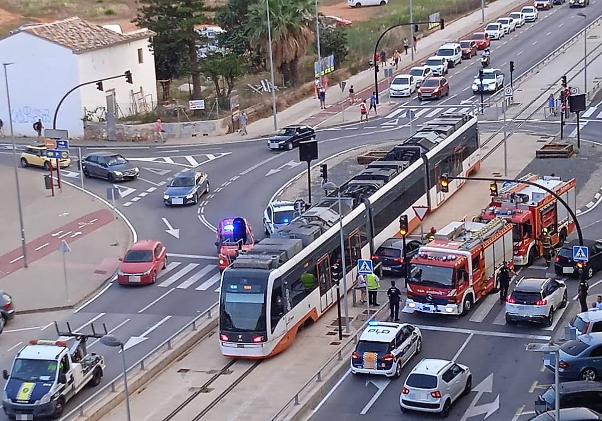 Policía Local y bomberos junto al tranvía y el vehículo siniestrado.
