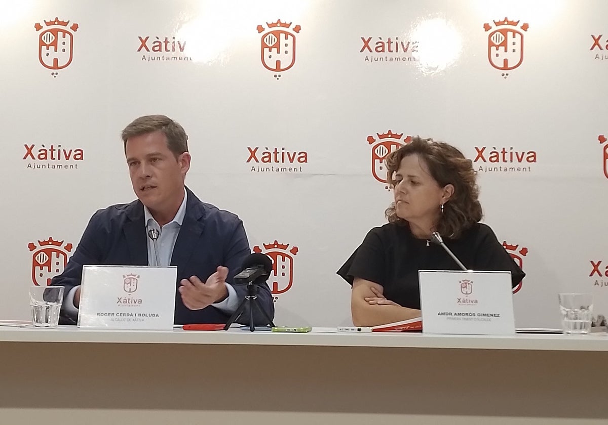 El alcalde de Xàtiva y la primera teniente de alcalde, en la rueda de prensa para dar a conocer el equipo de gobierno.