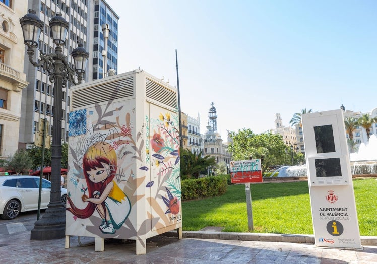 Estación que mide la contaminación en la plaza del Ayuntamiento.