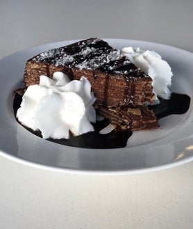 Imagen secundaria 2 - Ensalada de ahumados, salazones y tomate del Marjal; calamares con la receta andaluza y la tarta crujiente de obleas bañadas en chocolate. 