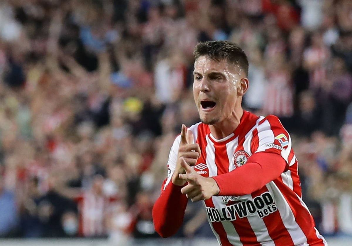 Sergi Canós, en un partido con el Brentford.