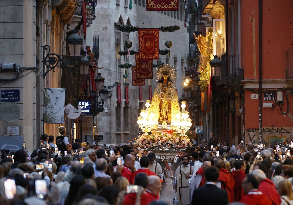 Un momento de la procesión de la Virgen este año.