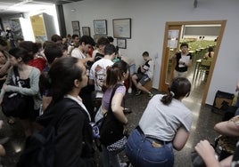 Estudiantes a punto de entrar en el aula para hacer el primer examen.