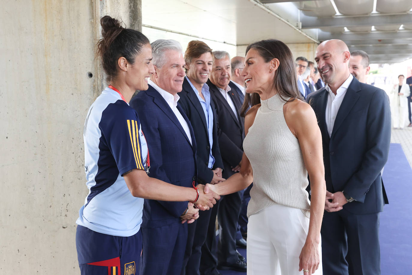 La visita de la Reina Letizia a la selección femenina de fútbol en Las Rozas