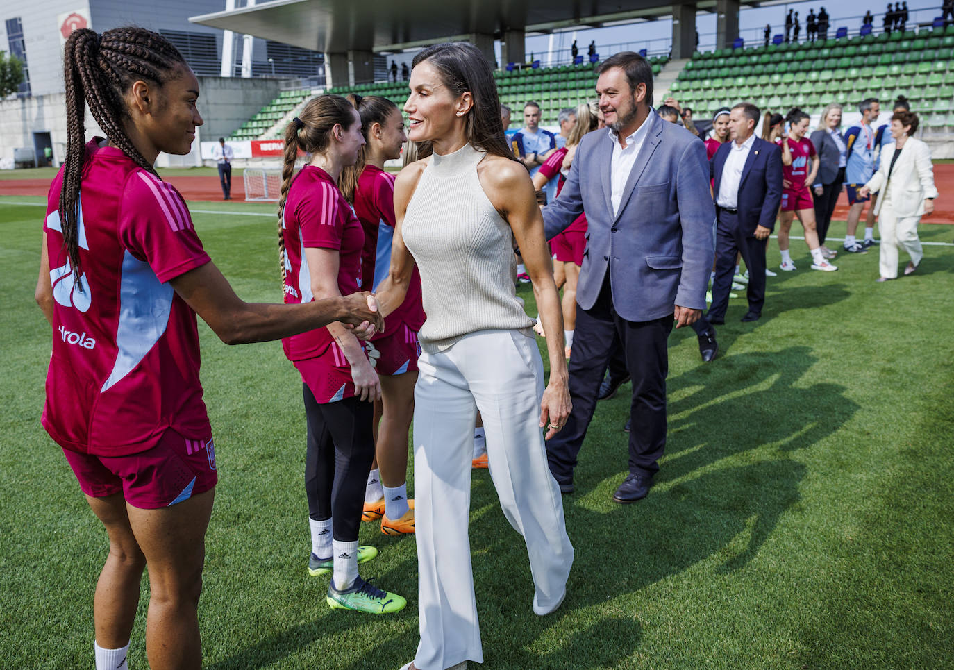 La visita de la Reina Letizia a la selección femenina de fútbol en Las Rozas