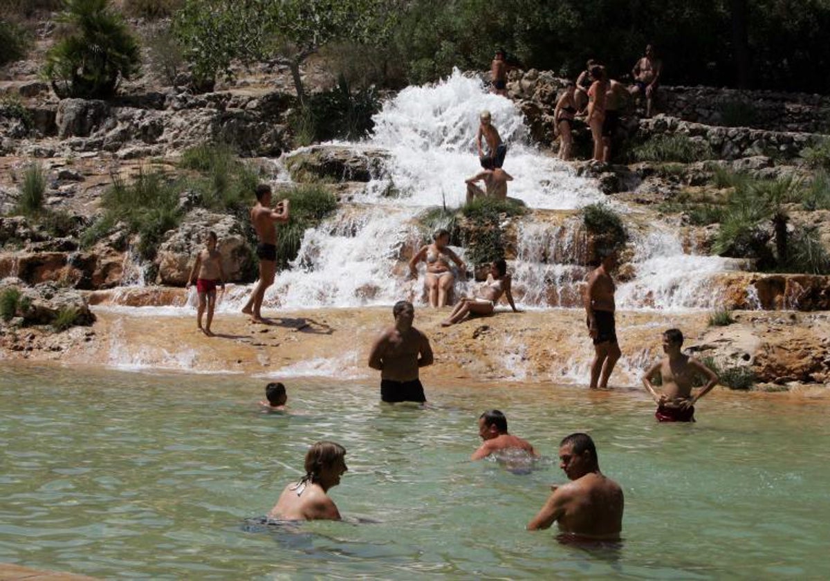 Bañistas disfrutando de la zona de baño de Anna.