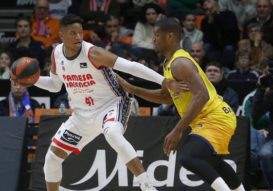 Damien Inglis defiende a Jasiel Rivero durante un partido en la Fonteta.