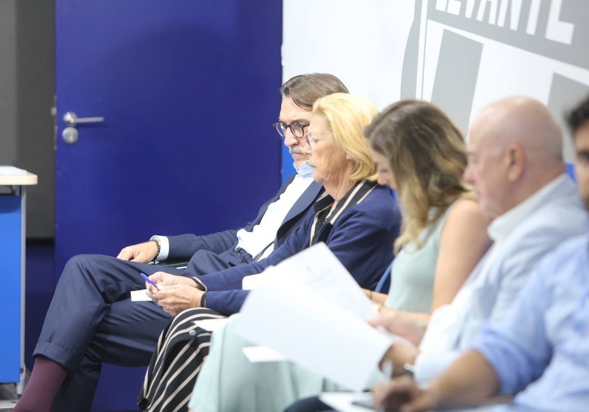 Quico Catalán, serio, en la reunión que ha comenzado esta misma tarde en el Ciutat.