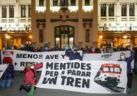 Protesta contra el cierre de la línea en la estación del Norte.