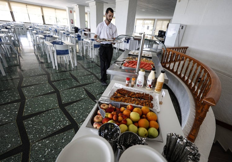 Camareros preparan el desayuno en el hotel Sicania.