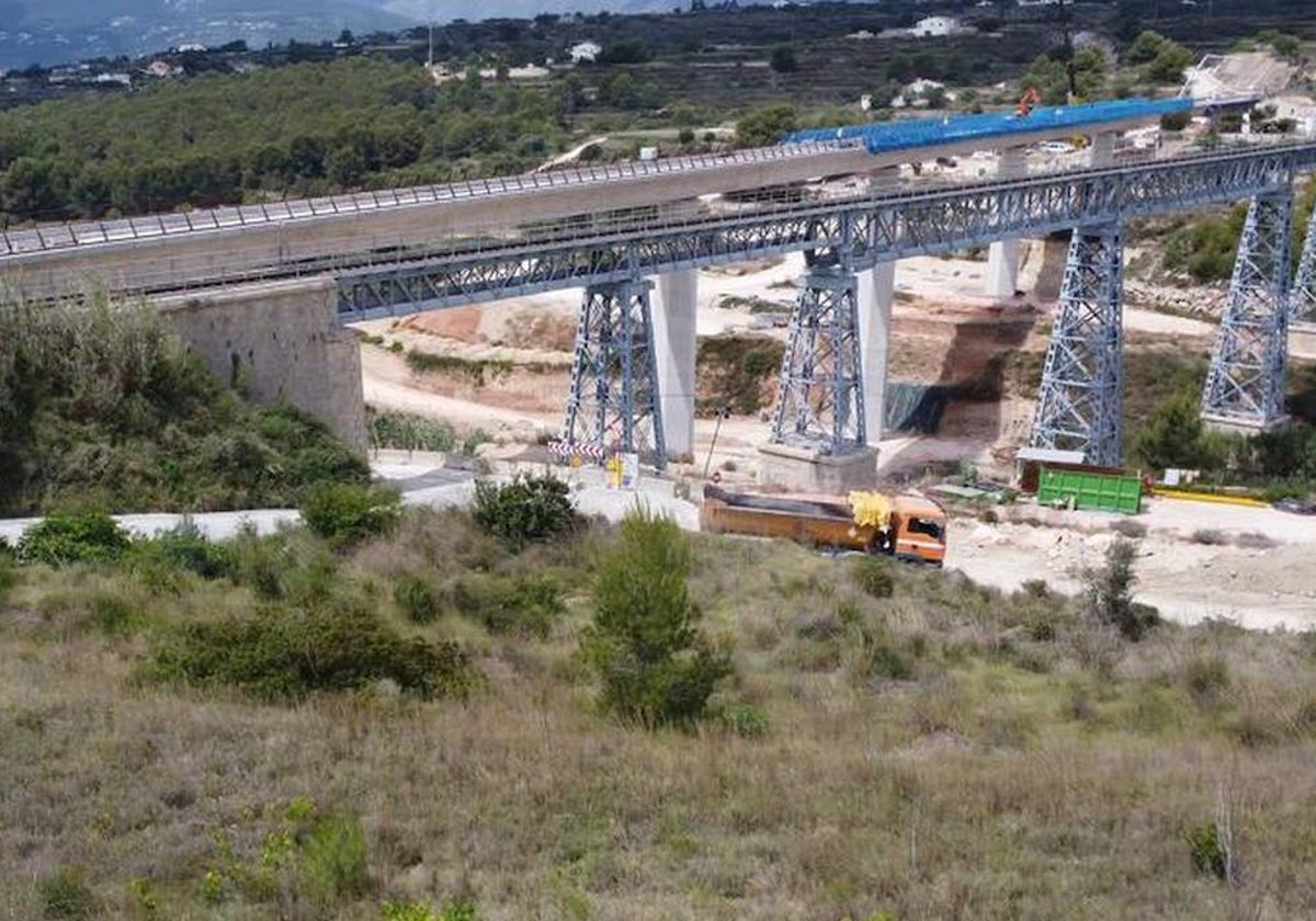 Las obras del nuevo viaducto sobre el barranco del Quisi, en Benissa.