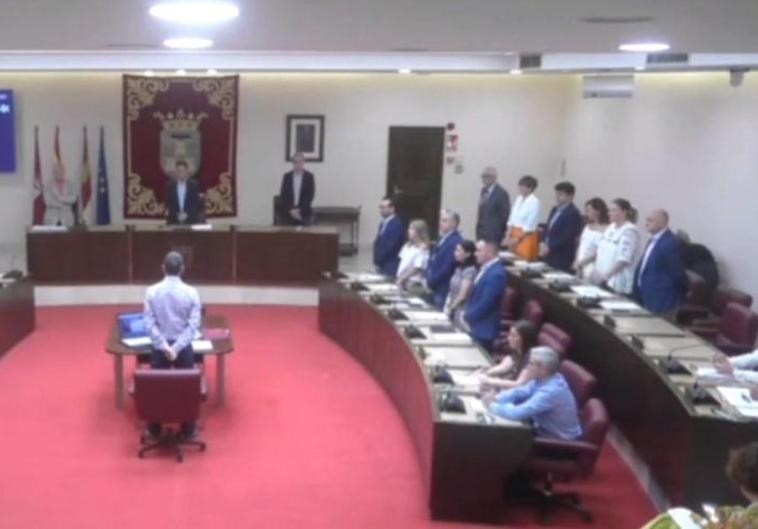 Los cuatro concejales de Vox en Albacete permanecen sentados durante un minuto de silencio por las víctimas de la violencia machista