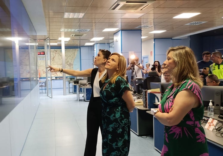 Un momento de la visita de Pilar Bernabé a la sala del Centro de Gestión de Tráfico.