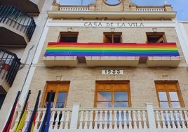 Bandera arcoíris en el balcón del Ayuntamiento de  l'Alcúdia de Crespins.