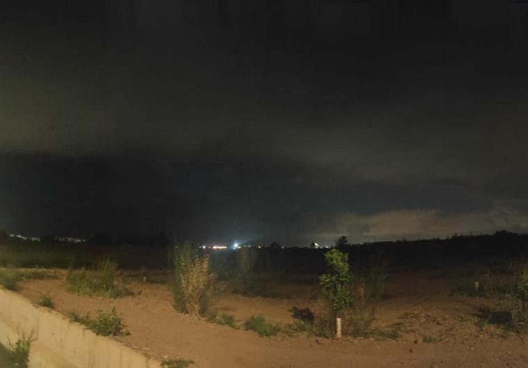 Imagen del jueves por la noche en Puebla de Farnals, con el cielo cubierto en Valencia.