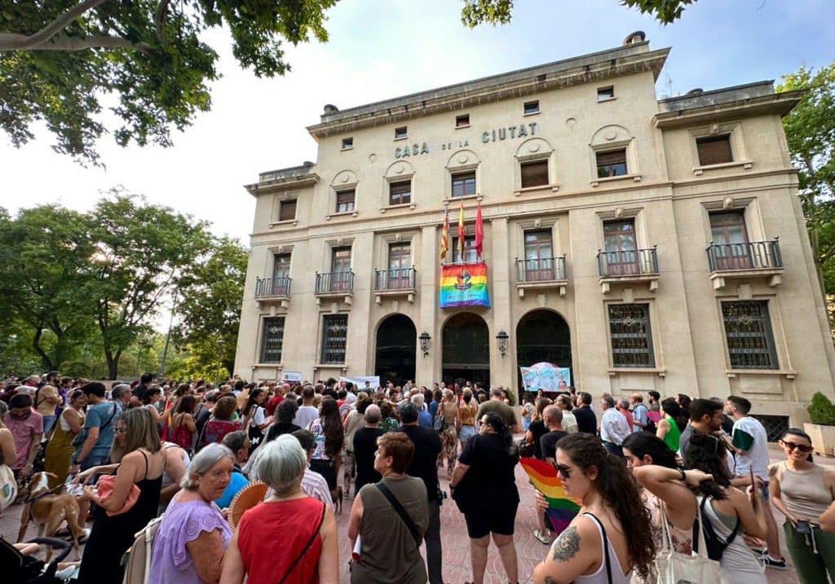 Concentración ante la puerta del Ayuntamiento de Xàtiva con motivo del Día del Orgullo.