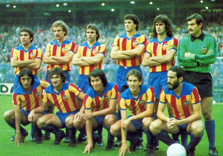 Cordero, el segundo por la izquierda de pie, en el estreno de la camiseta del Valencia con los colores de la senyera en 1977.