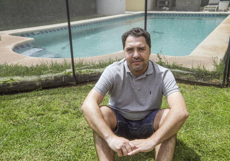 Jordi Díaz, de Ribarroja del Turia, en el jardín de su chalet.