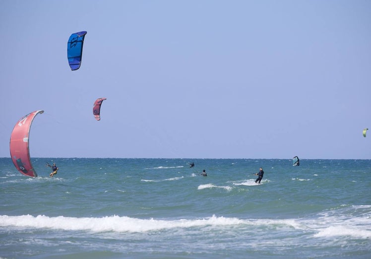 Imagen principal - La previsión de viento llevó a numerosos deportistas a la playa en la tarde del sábado.