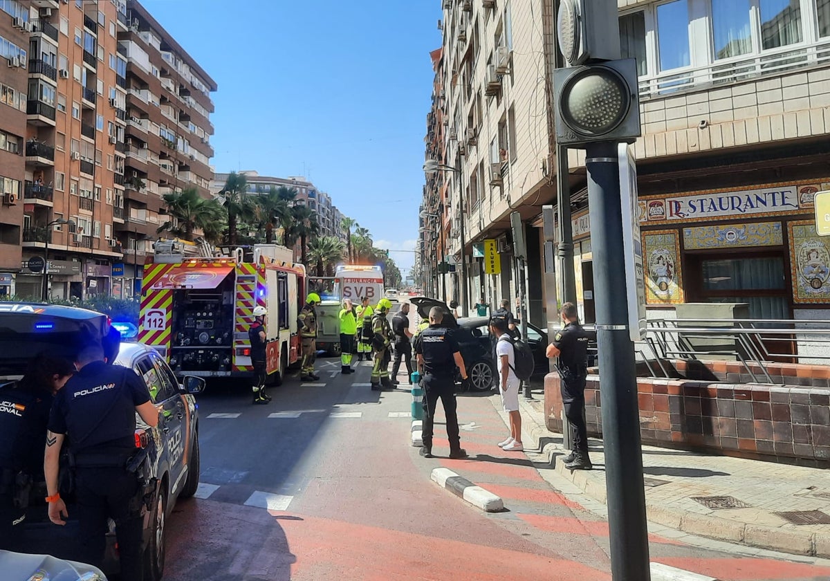 Policías, bomberos y sanitarios en el lugar del accidente.