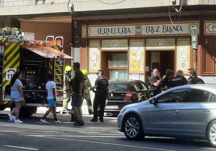 Bomberos y policías en el lugar del accidente.