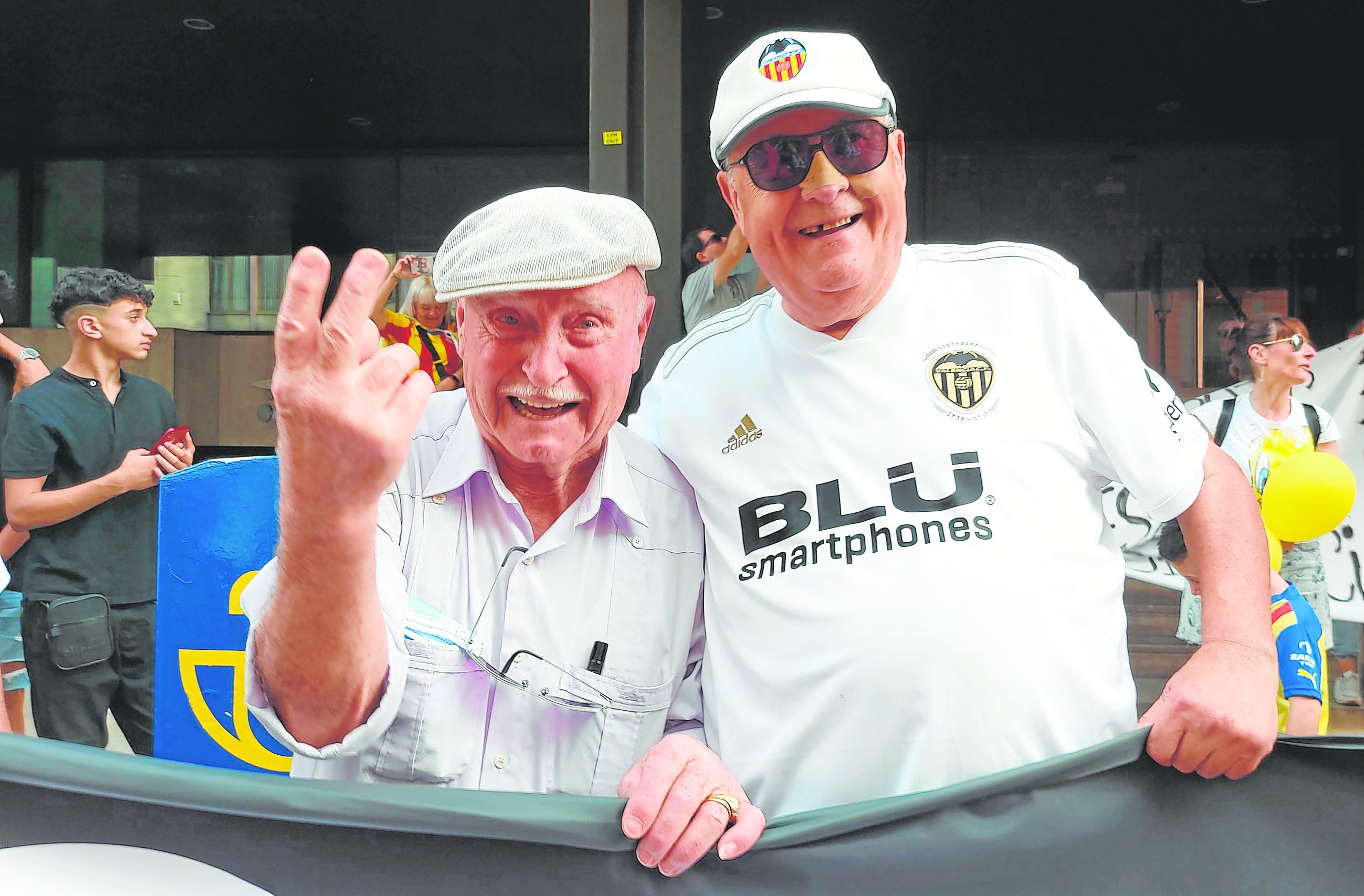 José Serrate y Eliseo Bordonau, durante la última manifestación contra Lim.