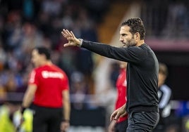 Rubén Baraja dirigiendo al Valencia.