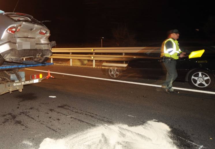 Un guardia civil regula el tráfico tras un accidente.