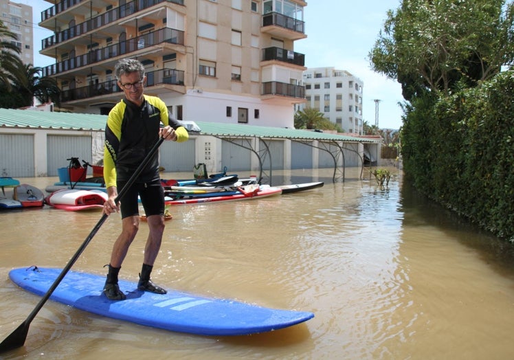 Una vuelta en tabla por una de las zonas del Arenal tras quedar anegada en Pascua de 2019.